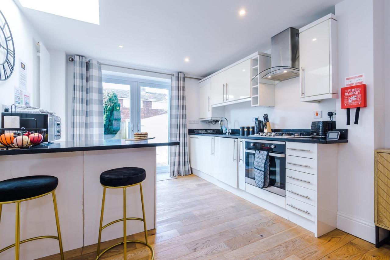 Pristine 2-Bed House In Chester By 53 Degrees Property, Ideal For Families & Small Groups, Great Location - Sleeps 6 Hough Green Eksteriør bilde