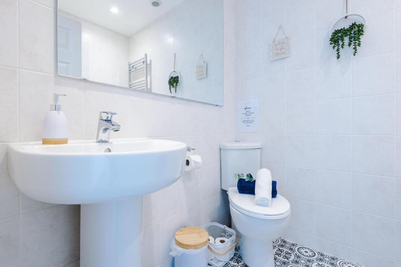 Pristine 2-Bed House In Chester By 53 Degrees Property, Ideal For Families & Small Groups, Great Location - Sleeps 6 Hough Green Eksteriør bilde
