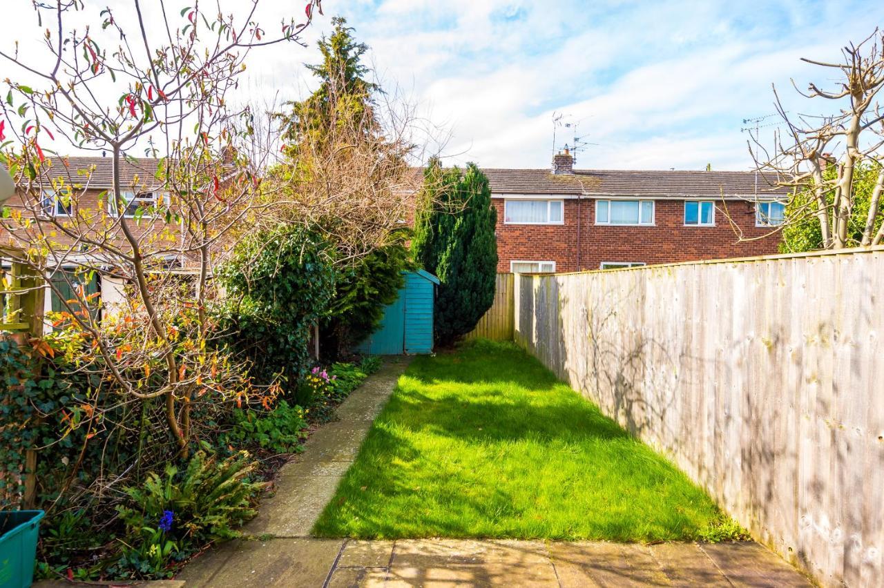 Pristine 2-Bed House In Chester By 53 Degrees Property, Ideal For Families & Small Groups, Great Location - Sleeps 6 Hough Green Eksteriør bilde